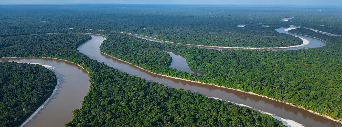 Curvas del río abriéndose entre kilómetros de bosque