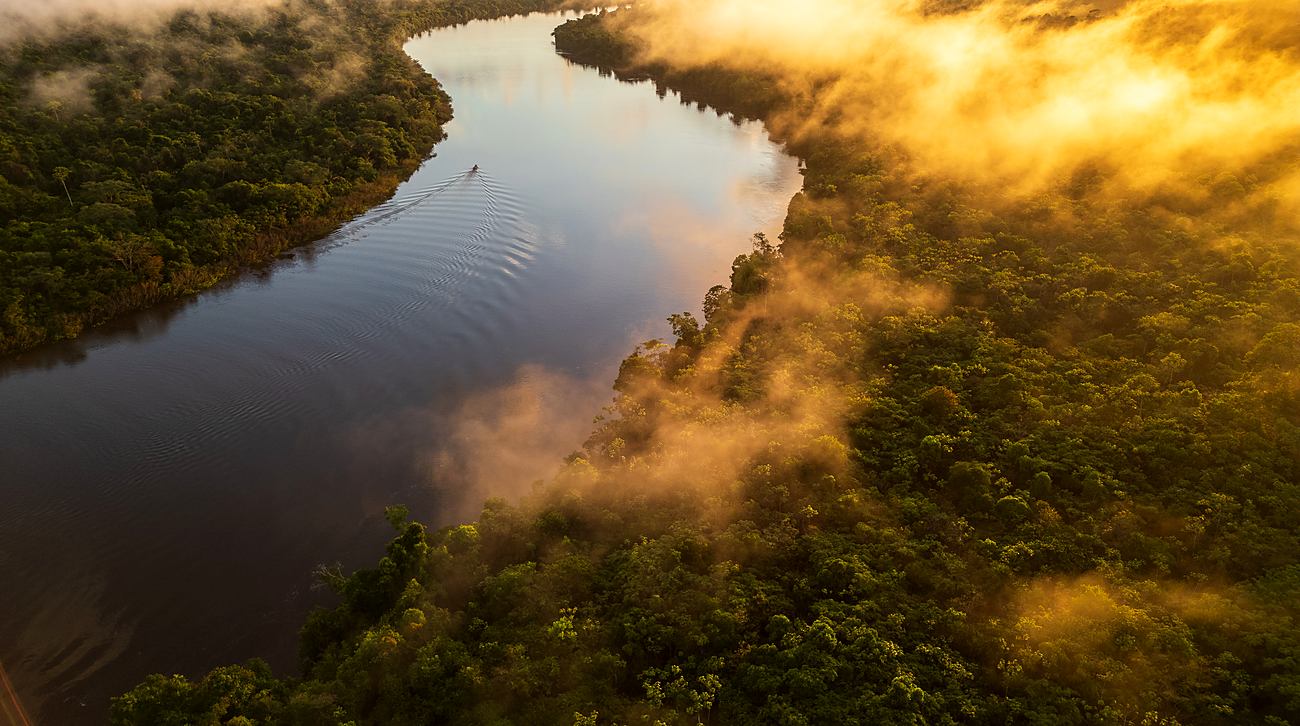 Atardecer dorado sobre el río visto desde el aire