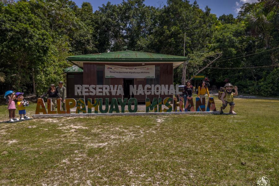 Grupo frente al letrero de la Reserva Nacional Allpahuayo Mishana