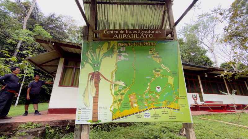 Entrada del Centro de Investigaciones Allpahuayo, con el mapa del circuito ecoturístico