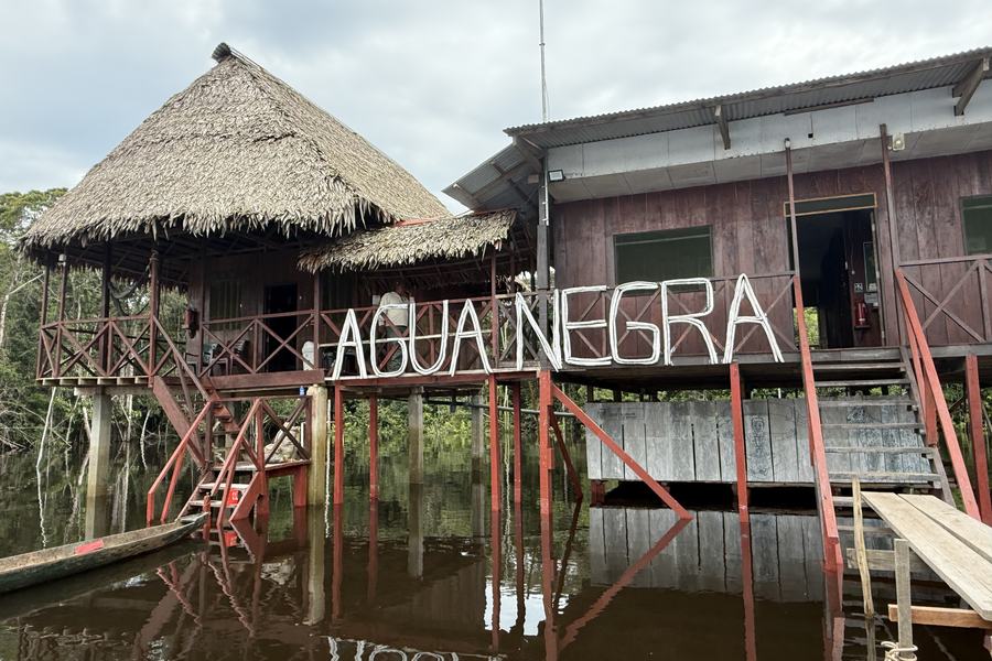 Puesto de control «Agua Negra», sobre pilotes a la orilla del Nanay