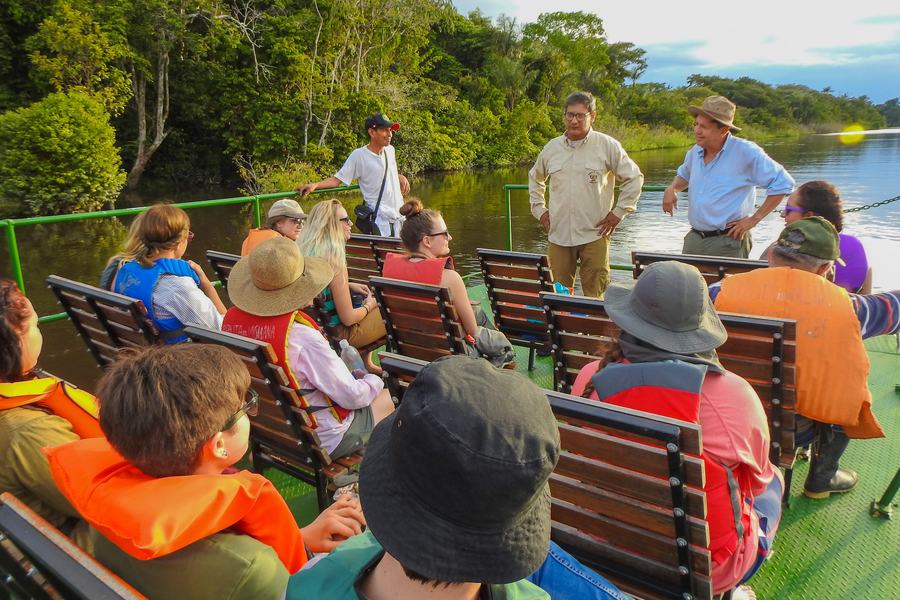 Grupo de visitantes a bordo del catamarán en la cocha